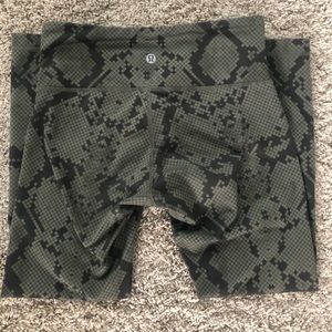 Lululemon crop wunder under snakeskin legging